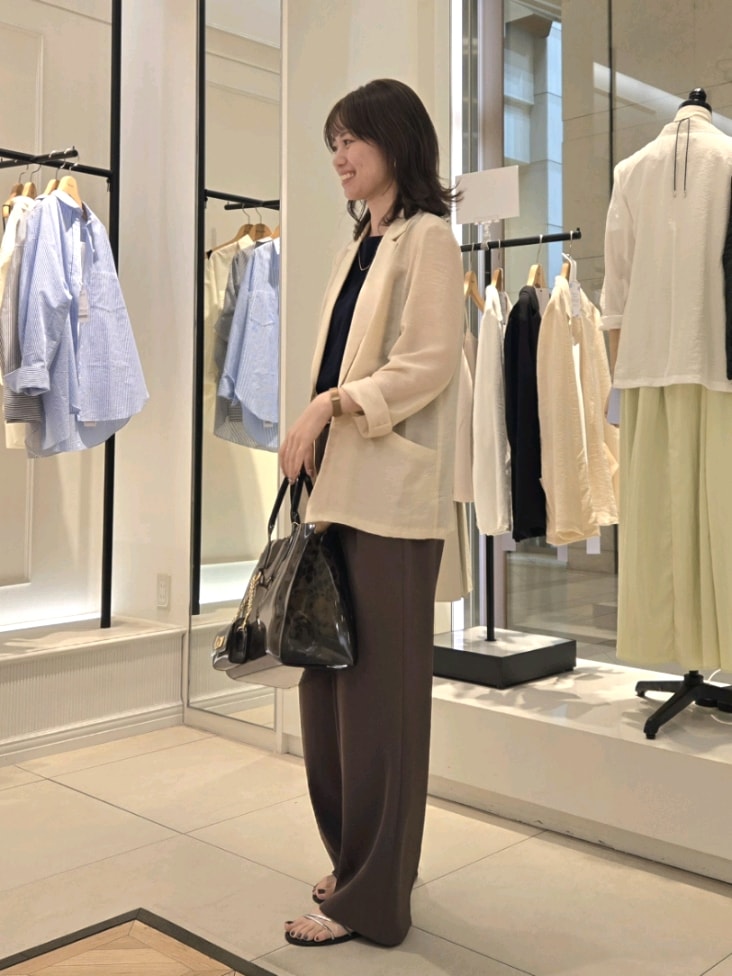「ワイドパンツ、サンダル、オトナカジュアル、パンツコーデ、高身長女子、シアー、シアージャケット、ブラウン、ブラウンコーデ、タンクトップ、きれいめカジュアル、pvcバッグ、レオパード柄」｜「NOLLEY’S Sophiのウォッシャブルシアーシルクライトジャケット（テーラードジャケット、ベージュ系）」を使った、もーりーさん（レディース・164cm）の春コーディネートの2枚目の写真