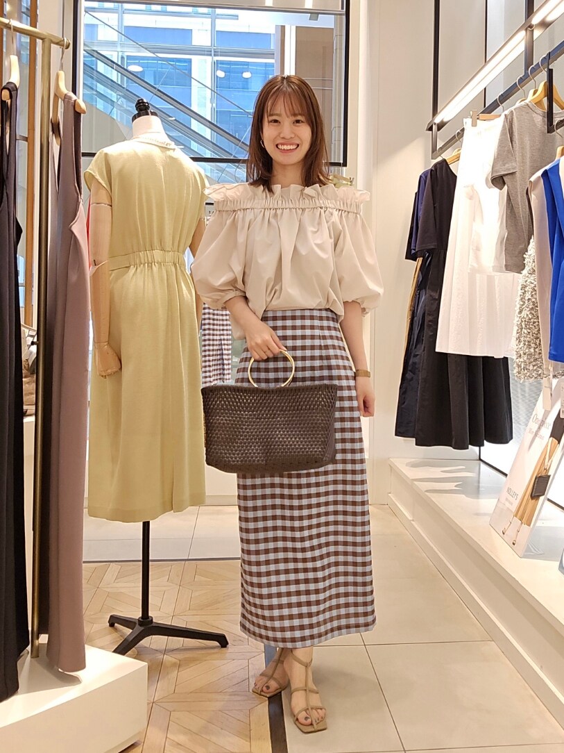 「サンダル、夏コーデ、オフショル、グレージュ、デートコーデ、ロングスカート、タイトスカート、チェック、夏ファッション、大人カジュアルコーデ、大人かわいい、オトナカワイイ、ウェーブ、ウェーブ×イエベ春」｜「NOLLEY’S Sophiのタフタオフショル2WAYブラウス（シャツ/ブラウス、ベージュ系）」を使った、もーりーさん（レディース・164cm）の夏コーディネートの5枚目の写真