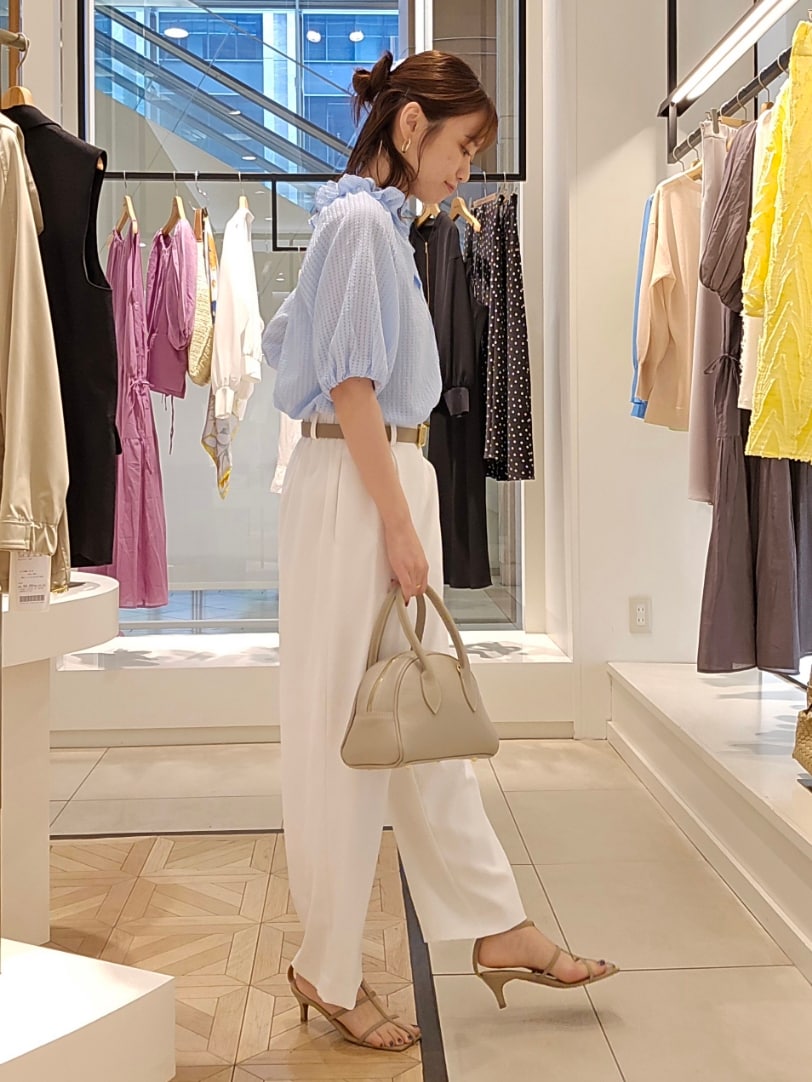 「ワイドパンツ、サンダル、おでかけコーデ、大人ガーリー、甘めカジュアル、チェックシャツ、フリルブラウス、フリル、チェック、シアートップス、ホワイトパンツ」｜「NOLLEY’S Sophiのサッカーチェックフリルネックブラウス（シャツ/ブラウス、ブルー系）」を使った、もーりーさん（レディース・164cm）の春コーディネートの3枚目の写真