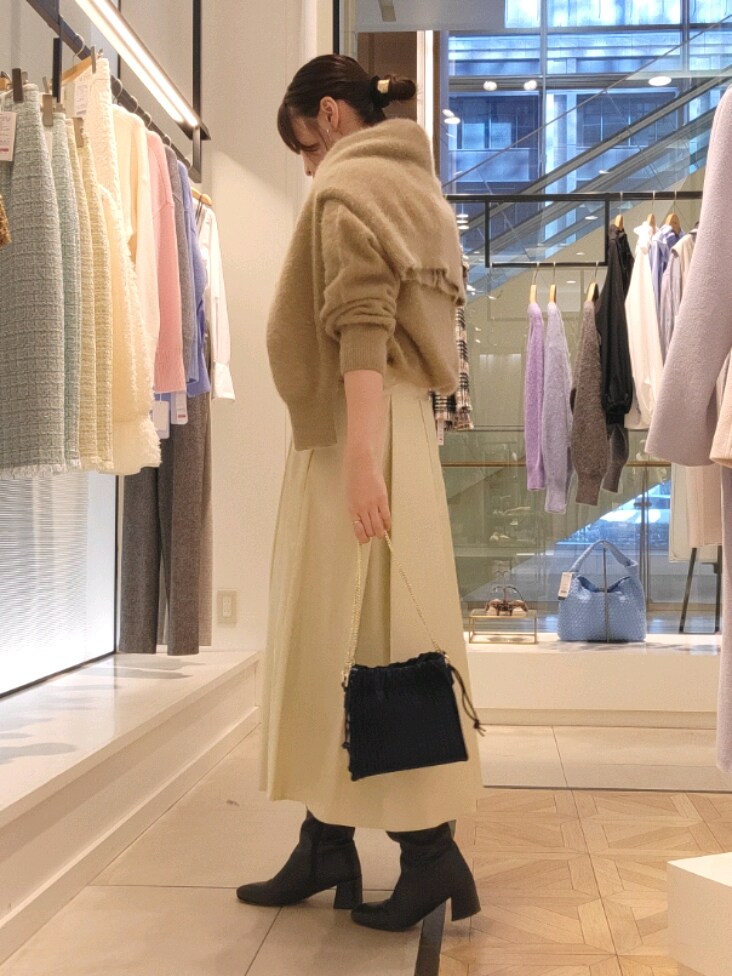 「真冬のあったかスタイル、大人可愛い、オトナ女子、ニットコーデ、ロングブーツ、スカートコーデ、冬コーデ、ワントーンコーデ、ヘアリーニット、ベージュ」｜「NOLLEY’S Sophiのカシミヤ混ヘアリーパール釦クルーネックカーディガン（カーディガン/ボレロ、イエロー系）」を使った、もーりーさん（骨格ウェーブ・レディース・164cm）の冬コーディネートの3枚目の写真
