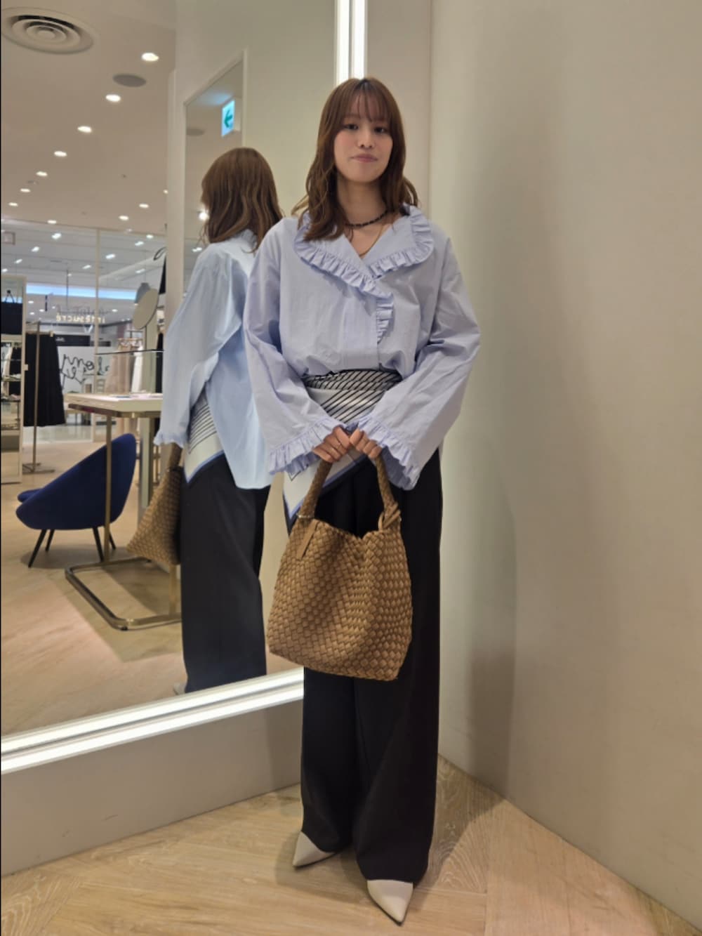 ブルー系のシャツ/ブラウス、ブラウン系のショルダーバッグ、グレー系のその他パンツを着用したレディースの春コーディネートの2枚目の写真