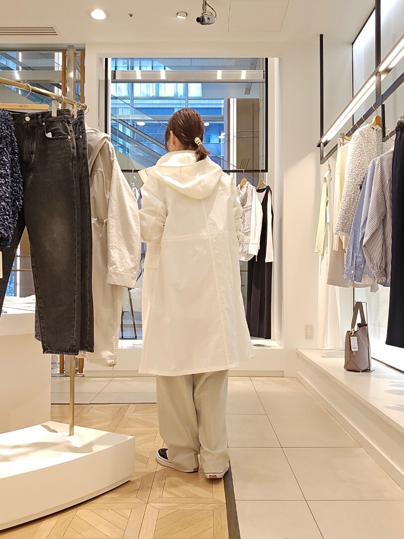 「レイヤードスタイル、春服コーデ、大人女子、パンツコーデ、休日スタイル、春先取り、春カラー」｜「NOLLEY’S Sophiの撥水タッサー HOOD COAT（ダッフルコート、ホワイト系）」を使った、もーりーさん（骨格ウェーブ・レディース・164cm）の冬コーディネートの3枚目の写真