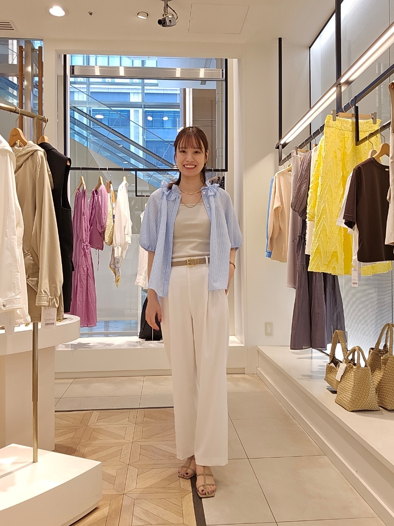 「ワイドパンツ、サンダル、おでかけコーデ、大人ガーリー、甘めカジュアル、チェックシャツ、フリルブラウス、フリル、チェック、シアートップス、ホワイトパンツ」｜「NOLLEY’S Sophiのサッカーチェックフリルネックブラウス（シャツ/ブラウス、ブルー系）」を使った、もーりーさん（レディース・164cm）の春コーディネートの5枚目の写真