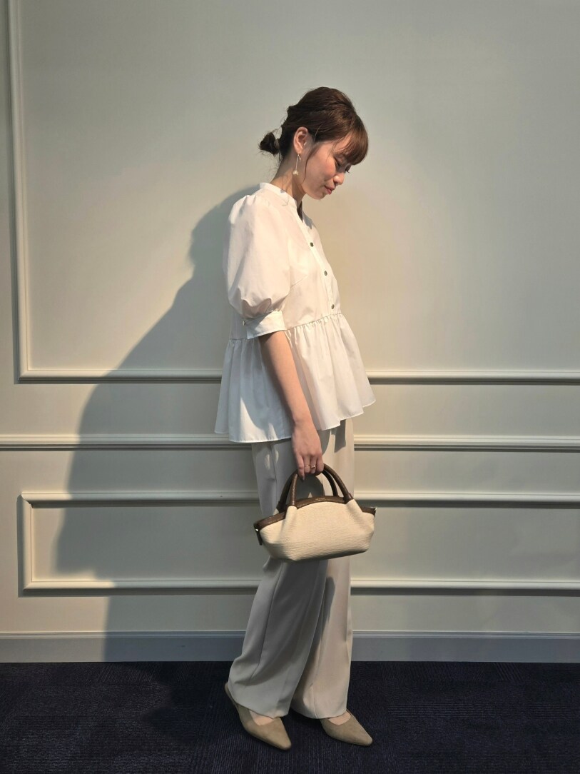 「ショルダーバッグ、淡色コーデ、シンプルスタイル、春服、おでかけコーデ、モノトーンコーデ、ワントーンコーデ、大人かわいい、オフィススタイル、ぺプラムトップス、イージーパンツ、フレアパンツ」｜「NOLLEY’S Sophiのペプラムシャツブラウス（シャツ/ブラウス、ホワイト系）」を使った、もーりーさん（レディース・164cm）の春コーディネートの3枚目の写真