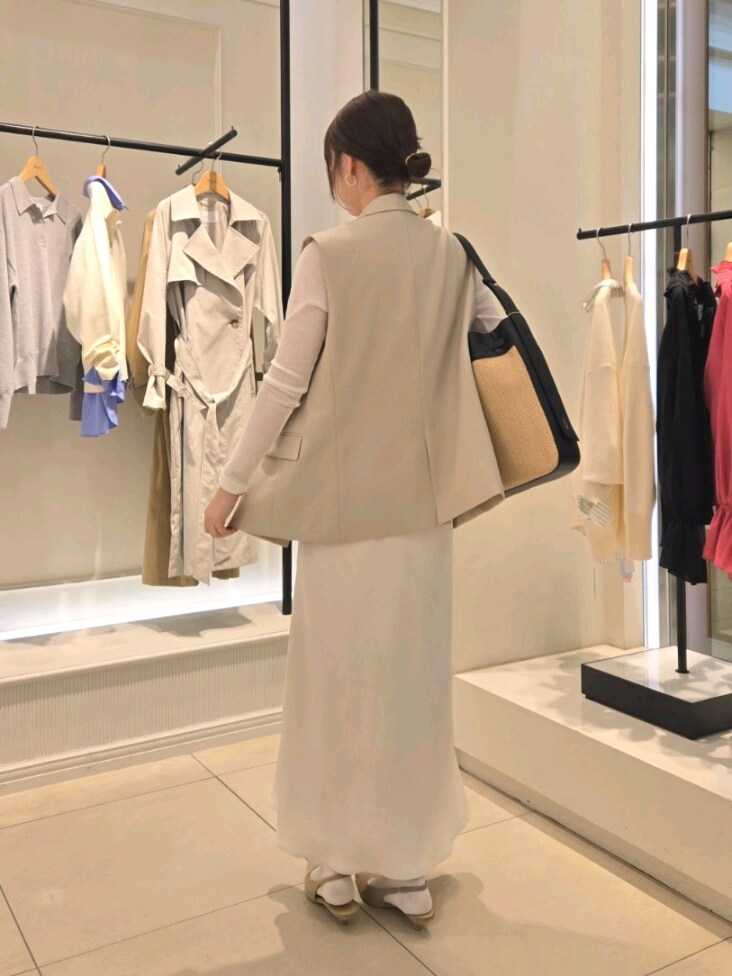 「ロンT、シアートップス、春服コーデ、ロングスカート、ラクチンコーデ、大人可愛い、着回しコーデ、モノトーンコーデ、ジレ」｜「NOLLEY’S Sophiのウォッシャブルドライトロピカルジレ（ベスト、ベージュ系）」を使った、もーりーさん（骨格ウェーブ・レディース・164cm）の春コーディネートの4枚目の写真