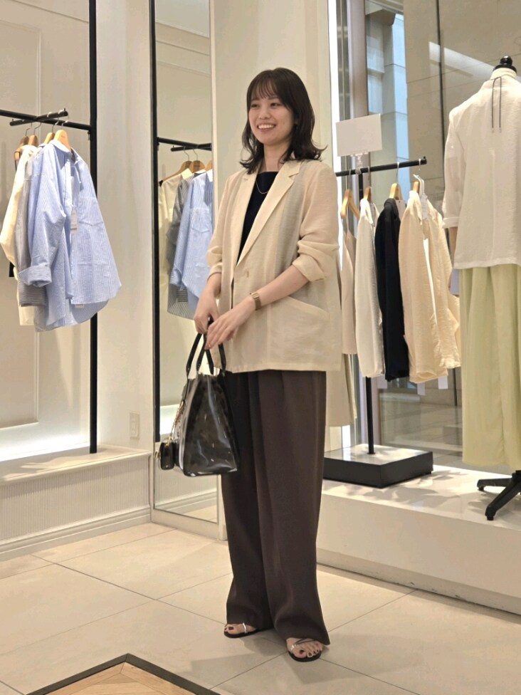 「ワイドパンツ、サンダル、オトナカジュアル、パンツコーデ、高身長女子、シアー、シアージャケット、ブラウン、ブラウンコーデ、タンクトップ、きれいめカジュアル、pvcバッグ、レオパード柄」｜「NOLLEY’S Sophiのウォッシャブルシアーシルクライトジャケット（テーラードジャケット、ベージュ系）」を使った、もーりーさん（レディース・164cm）の春コーディネートの5枚目の写真