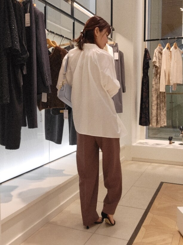 ホワイト系のシャツ/ブラウス、ブラウン系のその他パンツ、ベージュ系のキャミソールを着用したレディースの秋コーディネートの5枚目の写真