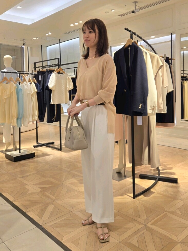 「ワイドパンツ、サンダル、淡色コーデ、シンプルコーデ、夏コーデ、キレイめカジュアル、パンツスタイル、ベージュ、シアー」｜「NOLLEY’Sの《セットアップ対応》ウォッシャブルツイルイージータックワイドパンツ（その他パンツ、ホワイト系）」を使った、もーりーさん（レディース・164cm）の春コーディネートの3枚目の写真