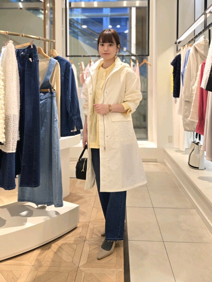 「春色、大人かわいい、シンプル、春、春服コーデ、シアートップス、デニムコーデ、ぺプラムトップス」｜「NOLLEY’S Sophiの撥水タッサー HOOD COAT（ダッフルコート、ホワイト系）」を使った、もーりーさん（骨格ウェーブ・レディース・164cm）の春コーディネートの4枚目の写真