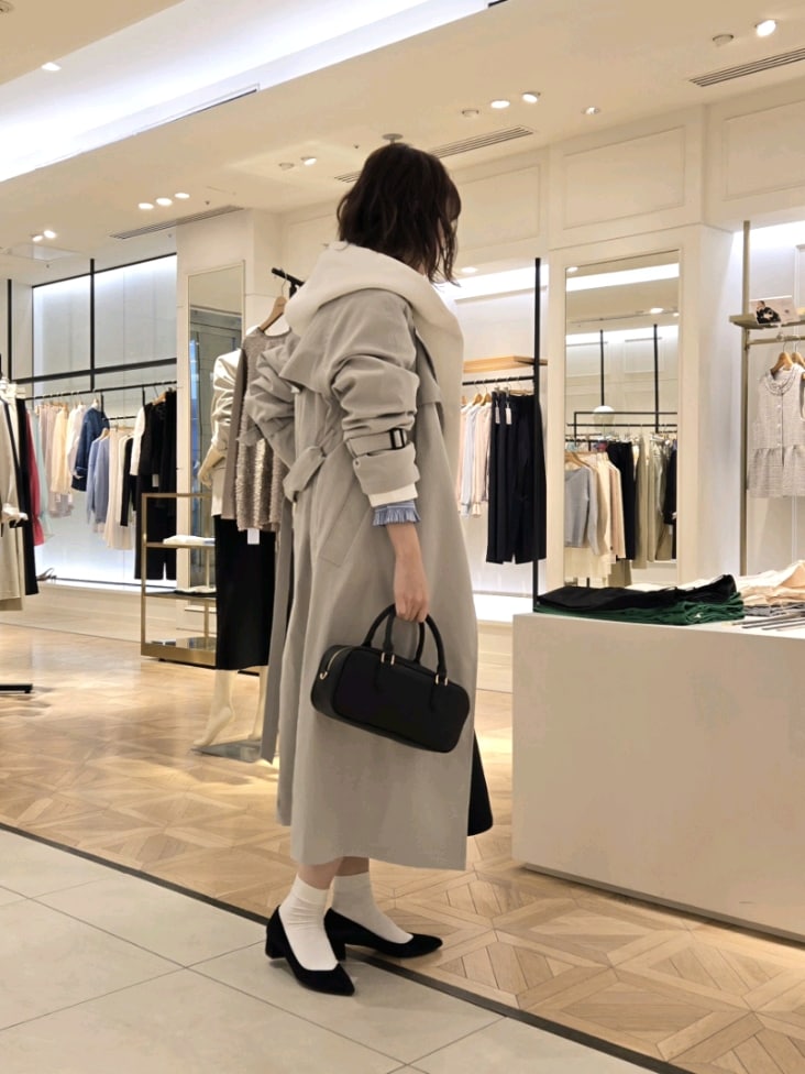 「レイヤードスタイル、春服コーデ、オトナカジュアル、楽チンコーデ、春服、ブラック、きれいめコーデ、セットアップ、フレアスカート、フリルシャツ、ブルーシャツ」｜「NOLLEY’Sのウォッシャブル エアボールフードブルゾン（ブルゾン、ホワイト系）」を使った、もーりーさん（骨格ウェーブ・レディース・164cm）の冬コーディネートの2枚目の写真