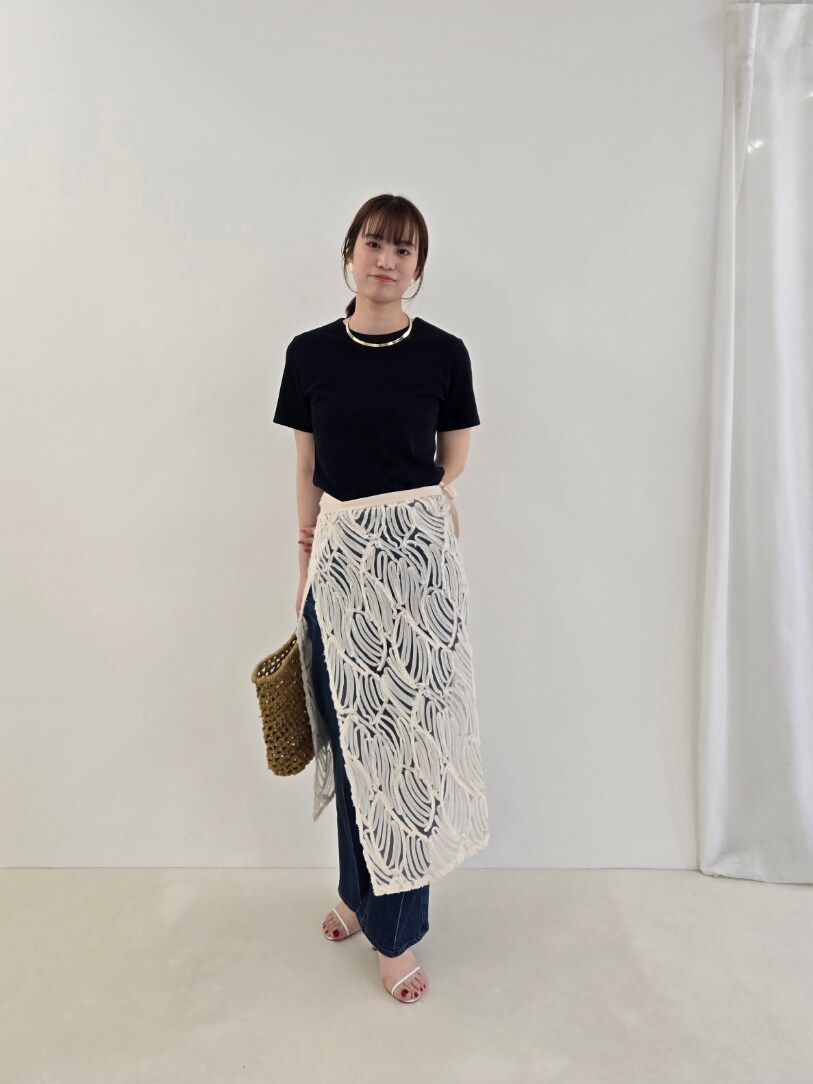 「春コーデ、デニム、休日スタイル、レイヤードスタイル、デニムパンツ、トートバッグ、ニット、半袖ニット」｜「Rie Millerの《セットアップ対応》《手洗い可能》チュール刺繍ラップスカート（スカート、ホワイト系）」を使った、もーりーさん（骨格ウェーブ・レディース・164cm）の春コーディネートの4枚目の写真