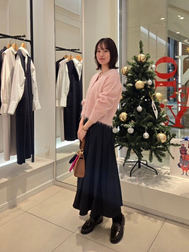 「冬コーデ、オトナカジュアル、休日スタイル、ローファー、ロングスカート、カーディガン」|「NOLLEY’SのアルパカブレンドへアリーVネックカーディガン(カーディガン/ボレロ、ピンク系)」を使った、もーりーさん(レディース・164cm)の冬コーディネートの5枚目の写真