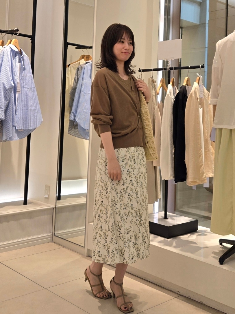 「レイヤードスタイル、サンダル、夏ファッション、お出かけコーデ、大人可愛い、着回しコーデ、きれいめコーディネート、夏、大人ガーリー、高身長女子、シアー、カーディガン、花柄、花柄スカート、ブラウン」|「NOLLEY’S Sophiの《アンサンブル対応》《手洗い可能》イタリー糸ホルターネックタンクトップ(タンクトップ、ブラウン系)」を使った、もーりーさん(レディース・164cm)の夏コーディネートの5枚目の写真