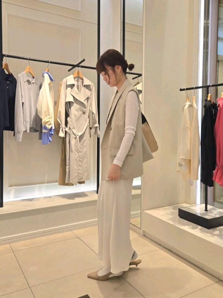 「ロンT、シアートップス、春服コーデ、ロングスカート、ラクチンコーデ、大人可愛い、着回しコーデ、モノトーンコーデ、ジレ」｜「NOLLEY’S Sophiのウォッシャブルドライトロピカルジレ（ベスト、ベージュ系）」を使った、もーりーさん（骨格ウェーブ・レディース・164cm）の春コーディネートの5枚目の写真