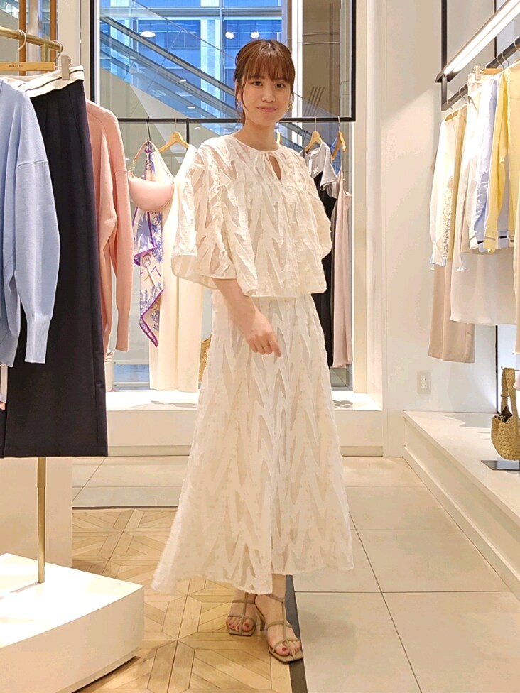 「デートコーデ、休日スタイル、春服コーデ、大人ファッション、きれいめコーディネート、おでかけコーデ、キレイめコーデ、ジャケット、サンダル、Tシャツ、ロゴT、ベージュ、ワントーン」｜「NOLLEY’S Sophiの《セットアップ対応》ウォッシャブルドライダブルジャケット（テーラードジャケット、ベージュ系）」を使った、もーりーさん（レディース・164cm）の春コーディネートの6枚目の写真