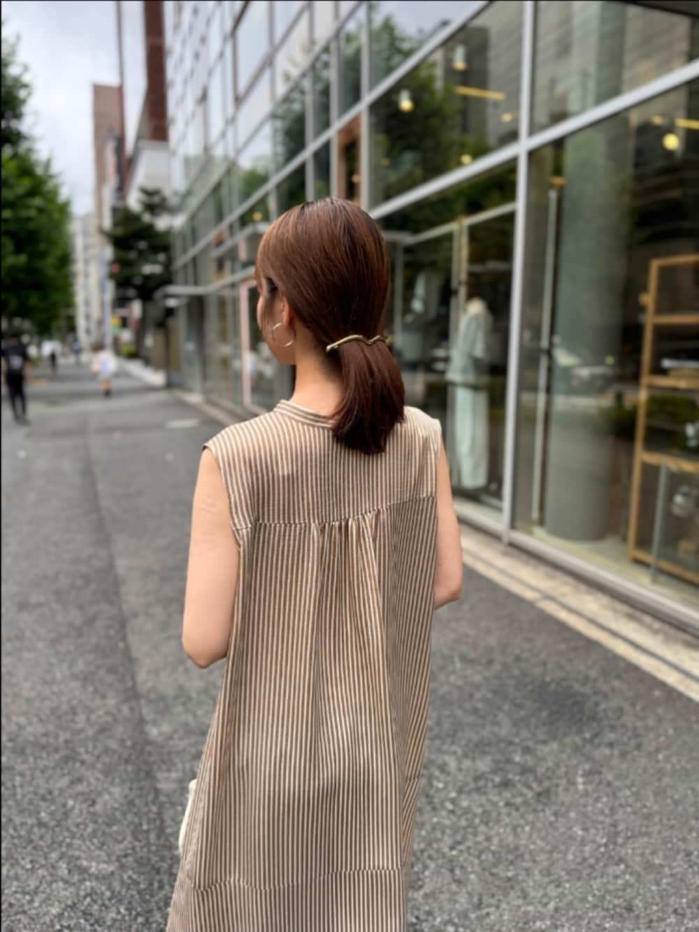 「ノースリーブ、夏服コーデ、ゆるコーデ、夏コーデ、涼しいコーデ、ワンピース、ストライプ柄、ストライプ、ロング丈」｜「NOLLEY’Sのウォッシャブルサテンストライプノースリシャツワンピース（ワンピース、ベージュ系）」を使った、もーりーさん（レディース・164cm）の夏コーディネートの4枚目の写真