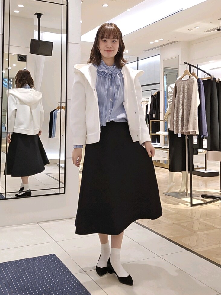「レイヤードスタイル、春服コーデ、オトナカジュアル、楽チンコーデ、春服、ブラック、きれいめコーデ、セットアップ、フレアスカート、フリルシャツ、ブルーシャツ」｜「NOLLEY’Sのウォッシャブル エアボールフードブルゾン（ブルゾン、ホワイト系）」を使った、もーりーさん（骨格ウェーブ・レディース・164cm）の冬コーディネートの4枚目の写真