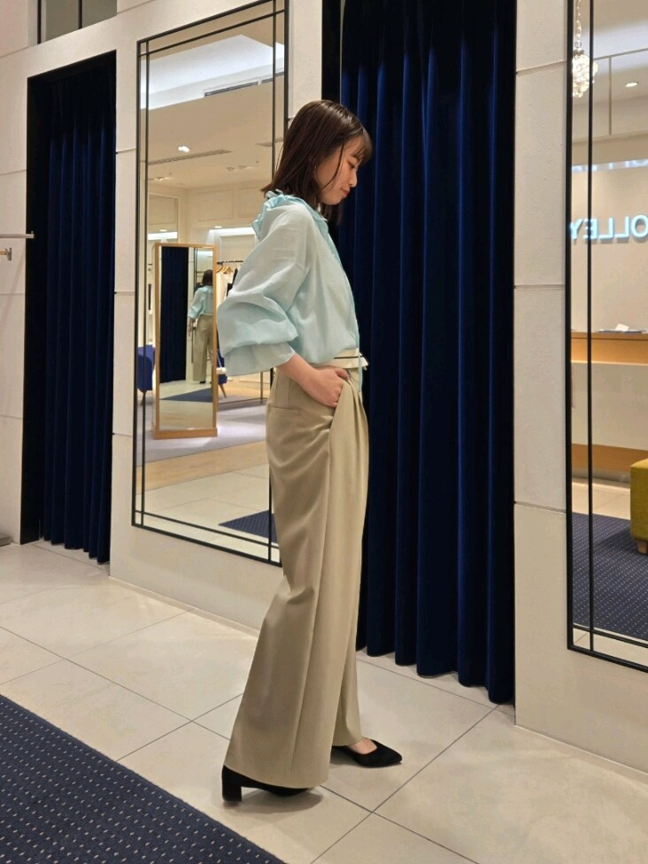 「大人女子、キレイめカジュアル、初春コーデ、ワイドパンツ、チノパン、シアートップス、フリル、グリーン、春コーデ」｜「NOLLEY’S Sophiの◇【WEB限定カラーあり】シアーフリルブラウス（シャツ/ブラウス、グリーン系）」を使った、もーりーさん（骨格ウェーブ・レディース・164cm）の冬コーディネートの3枚目の写真