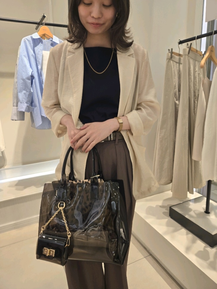 「ワイドパンツ、サンダル、オトナカジュアル、パンツコーデ、高身長女子、シアー、シアージャケット、ブラウン、ブラウンコーデ、タンクトップ、きれいめカジュアル、pvcバッグ、レオパード柄」｜「NOLLEY’S Sophiのウォッシャブルシアーシルクライトジャケット（テーラードジャケット、ベージュ系）」を使った、もーりーさん（レディース・164cm）の春コーディネートの7枚目の写真