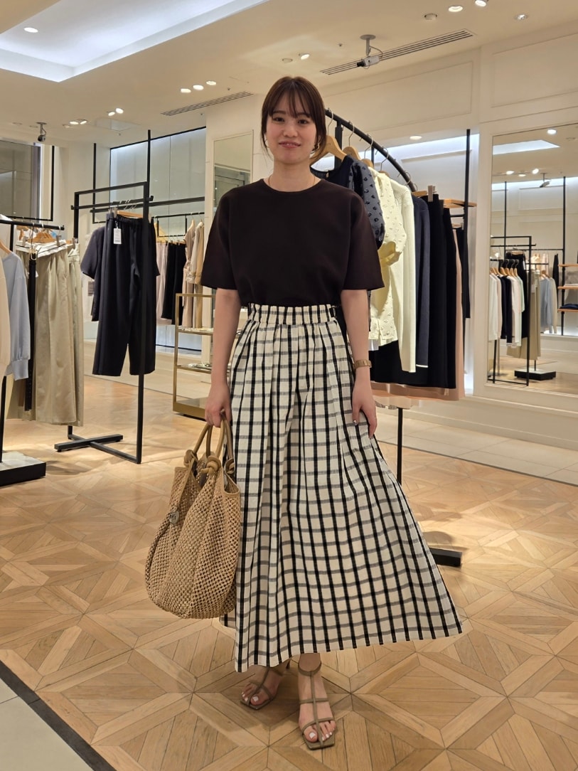 「チェック、半袖ニット、春ニット、スカート、ロングスカート、サンダル、ブラウン」｜「NOLLEY’Sの《手洗い可能》ホールガーメントニットTシャツ（ニット/セーター、ブラウン系）」を使った、もーりーさん（レディース・164cm）の春コーディネートの2枚目の写真