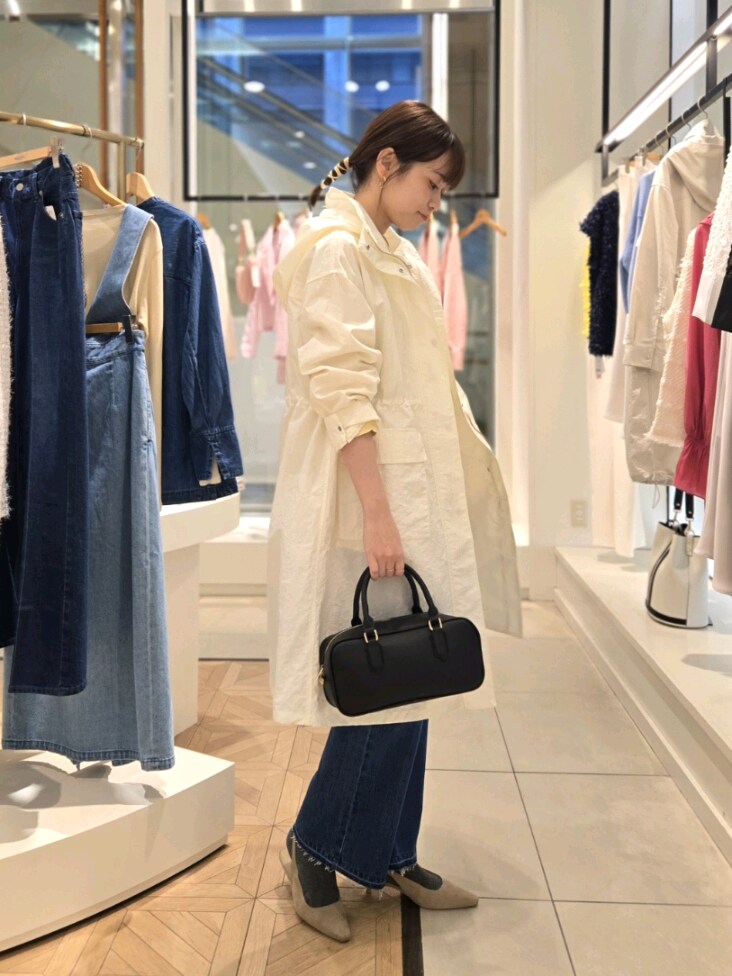 「春色、大人かわいい、シンプル、春、春服コーデ、シアートップス、デニムコーデ、ぺプラムトップス」｜「NOLLEY’S Sophiの撥水タッサー HOOD COAT（ダッフルコート、ホワイト系）」を使った、もーりーさん（骨格ウェーブ・レディース・164cm）の春コーディネートの2枚目の写真