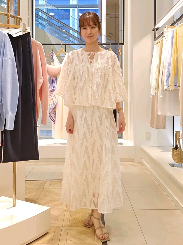 「デートコーデ、休日スタイル、春服コーデ、大人ファッション、きれいめコーディネート、おでかけコーデ、キレイめコーデ、ジャケット、サンダル、Tシャツ、ロゴT、ベージュ、ワントーン」｜「NOLLEY’S Sophiの《セットアップ対応》ウォッシャブルドライダブルジャケット（テーラードジャケット、ベージュ系）」を使った、もーりーさん（レディース・164cm）の春コーディネートの5枚目の写真