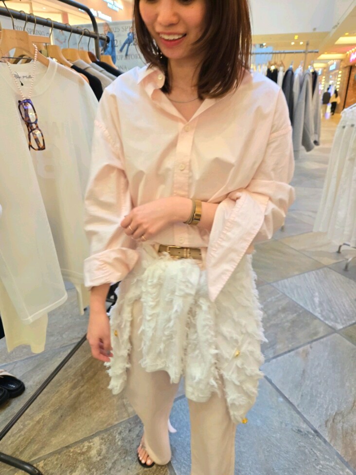 「春服コーデ、春カラー、キレイめコーデ、デニムコーデ、春めき満開コーデ、シャツスタイル、ピンクコーデ、ワントーンコーデ、レイヤードスタイル、カーディガン」｜「Rie Millerのレギュラーカラー2WAYシャツ（シャツ/ブラウス、ピンク系）」を使った、もーりーさん（レディース・164cm）の春コーディネートの6枚目の写真