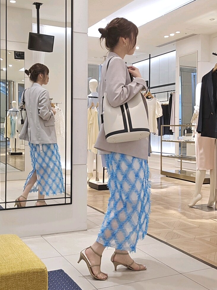 「チェック、ショルダーバッグ、春色、レイヤード、ジャガード、シアー、ジャケット、ロゴT、着まわし、きれいめカジュアル、サンダル」｜「NOLLEY’Sの《セットアップ対応》KIRYUバイヤスカットジャガードスカート（スカート、ブルー系）」を使った、もーりーさん（レディース・164cm）の春コーディネートの3枚目の写真