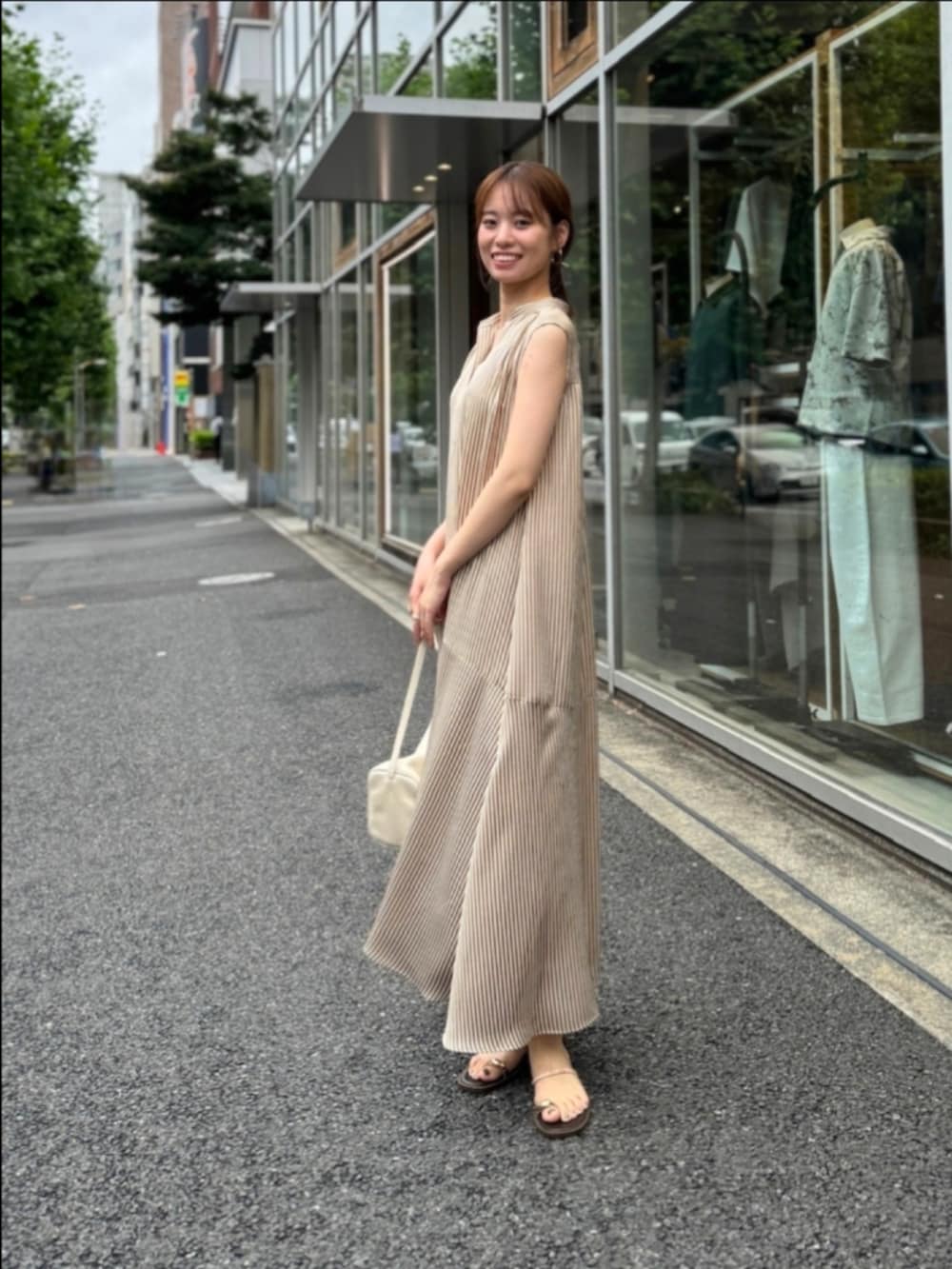 「ノースリーブ、夏服コーデ、ゆるコーデ、夏コーデ、涼しいコーデ、ワンピース、ストライプ柄、ストライプ、ロング丈」｜「NOLLEY’Sのウォッシャブルサテンストライプノースリシャツワンピース（ワンピース、ベージュ系）」を使った、もーりーさん（レディース・164cm）の夏コーディネートの6枚目の写真