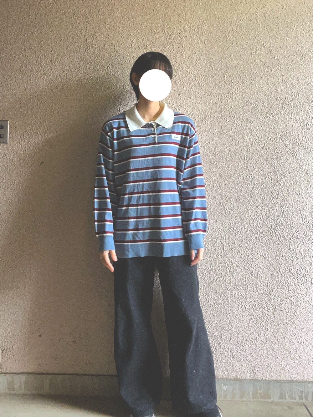 グリーン系のモッズコート、ブラック系のデニムパンツ、ブルー系のニット/セーターを着用したレディースの秋コーディネートの2枚目の写真