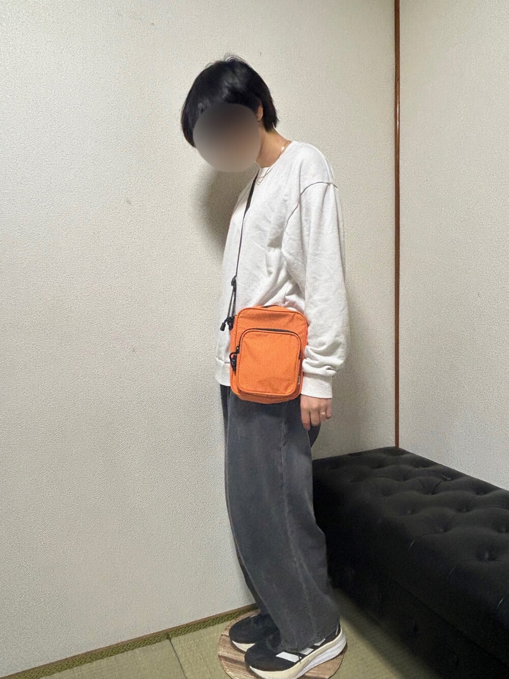 ホワイト系のスウェット、グレー系のデニムパンツ、グリーン系のモッズコートを着用したレディースの冬コーディネートの2枚目の写真