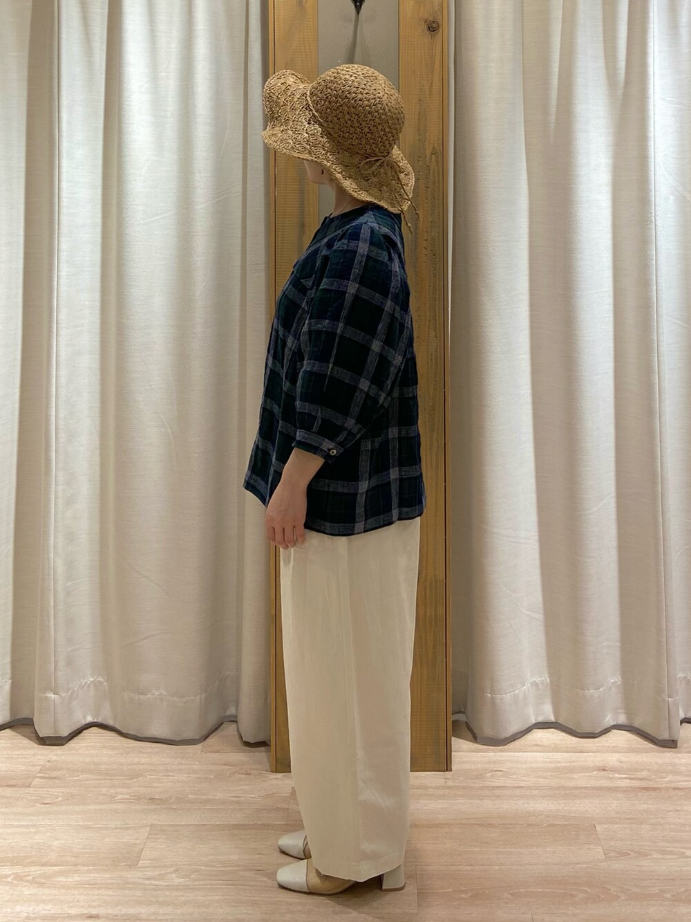 ブルー系のシャツ/ブラウス、ホワイト系のその他パンツ、ベージュ系のハットを着用したレディースの春コーディネートの2枚目の写真