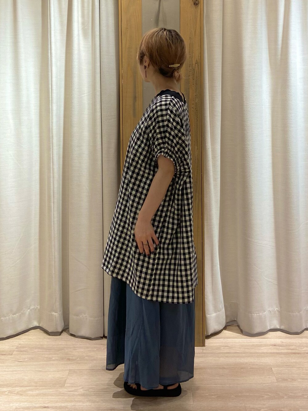 ブラック系のシャツ/ブラウス、ブラック系のTシャツ/カットソー、ブラック系のショルダーバッグを着用したレディースの夏コーディネートの2枚目の写真