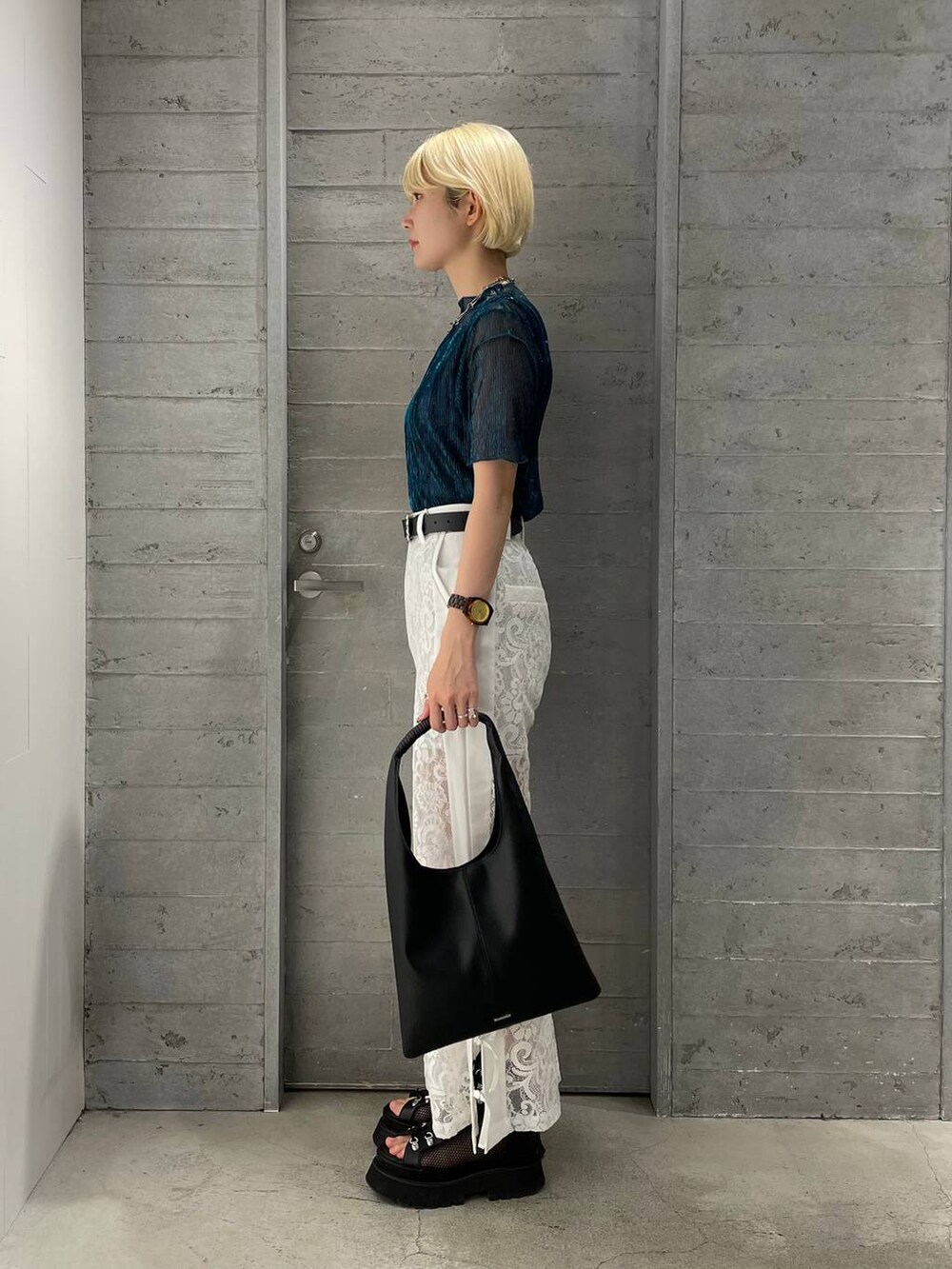 ホワイト系のその他パンツ、ブルー系のTシャツ/カットソー、ブラック系のトートバッグを着用したレディースの夏コーディネートの2枚目の写真