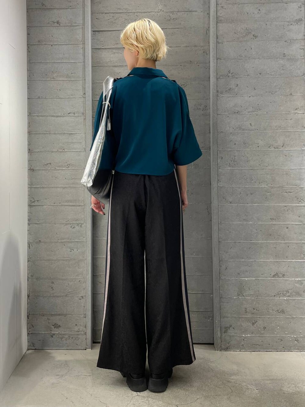 ブラック系のサンダル、シルバー系のトートバッグ、グレー系のタンクトップを着用したレディースの春コーディネートの2枚目の写真