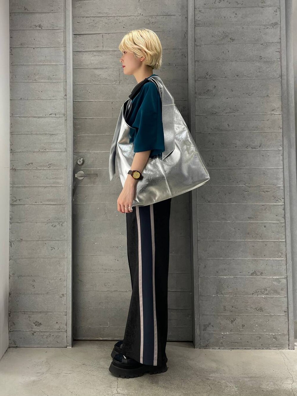 ブラック系のサンダル、シルバー系のトートバッグ、グレー系のタンクトップを着用したレディースの春コーディネートの3枚目の写真