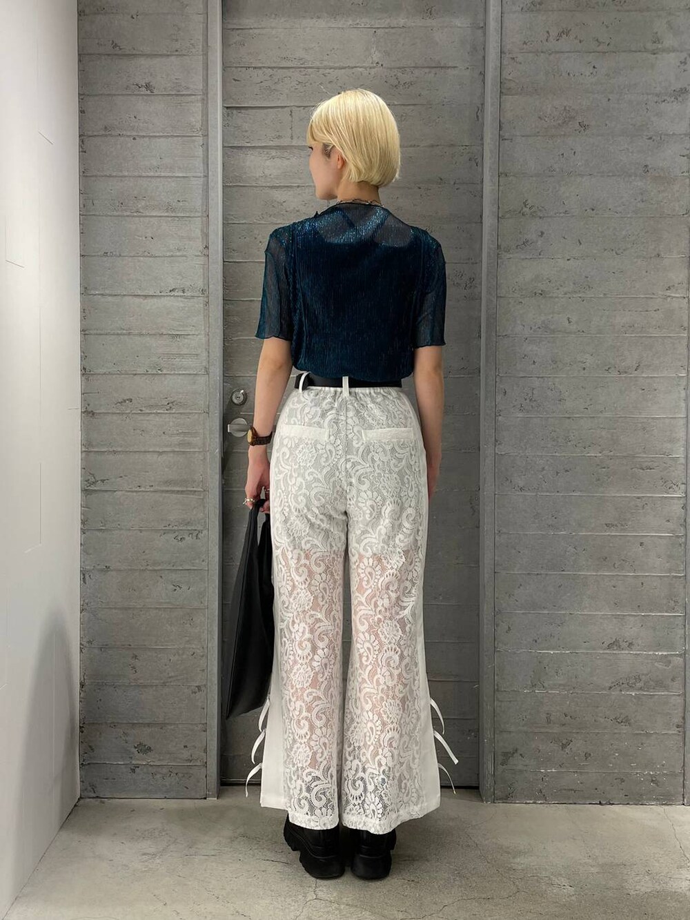 ホワイト系のその他パンツ、ブルー系のTシャツ/カットソー、ブラック系のトートバッグを着用したレディースの夏コーディネートの3枚目の写真