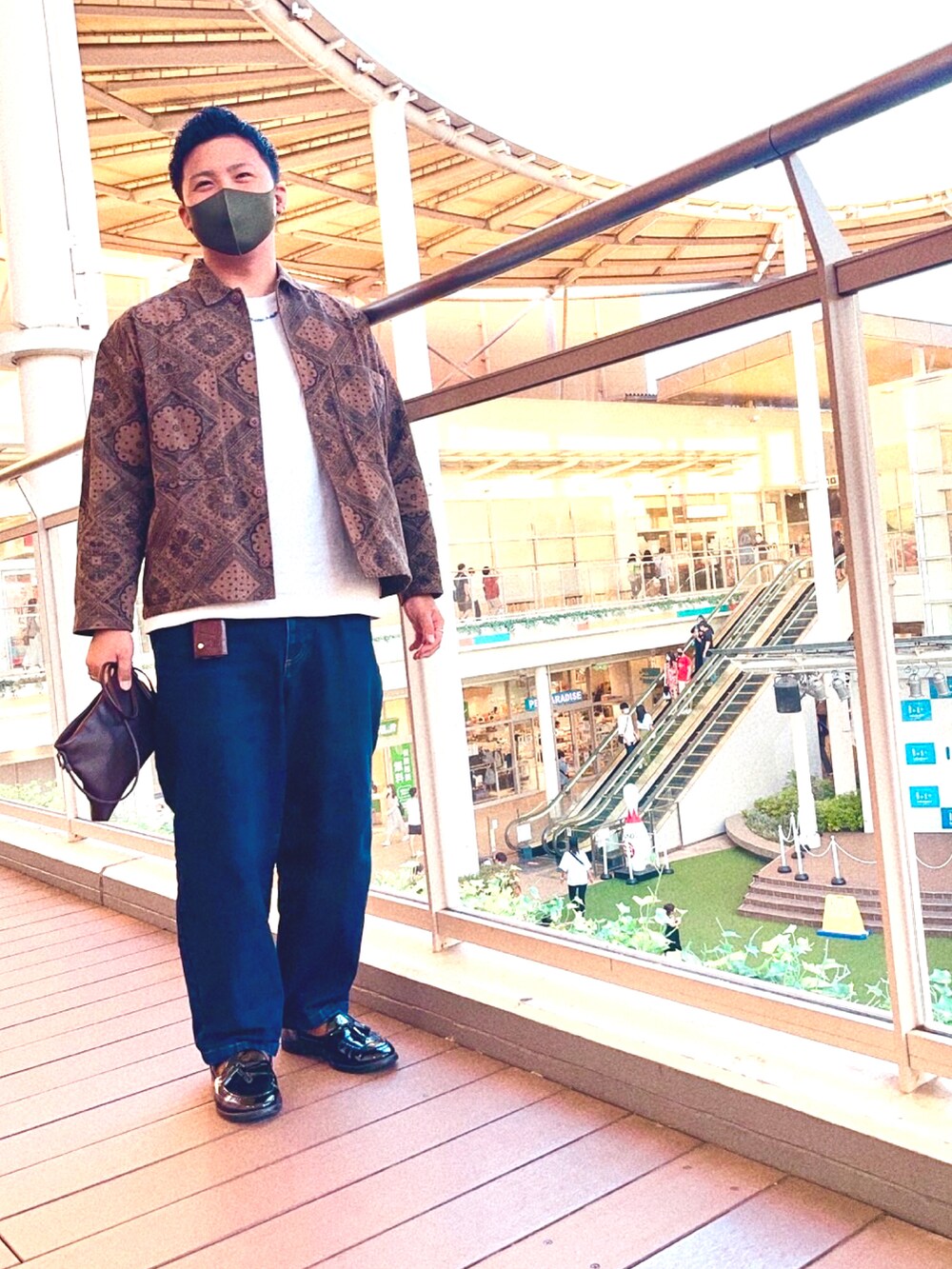 ブラウン系のジャケット/アウター、ホワイト系のTシャツ/カットソー、ブルー系のデニムパンツを着用したメンズの秋コーディネートの2枚目の写真