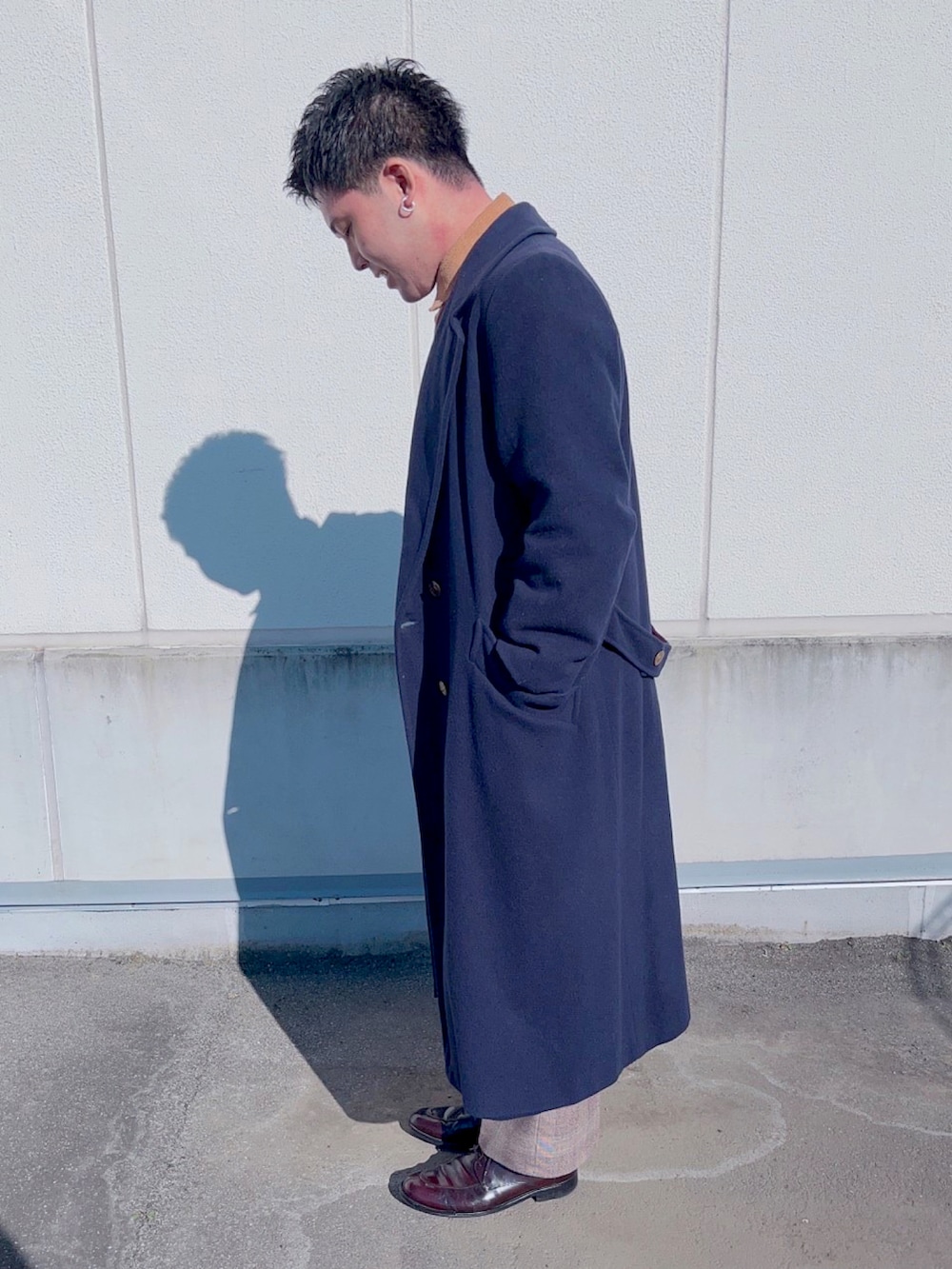 ブラウン系のドレスシューズ、ブラウン系のパンツ、ブルー系のテーラードジャケットを着用したメンズの冬コーディネートの2枚目の写真