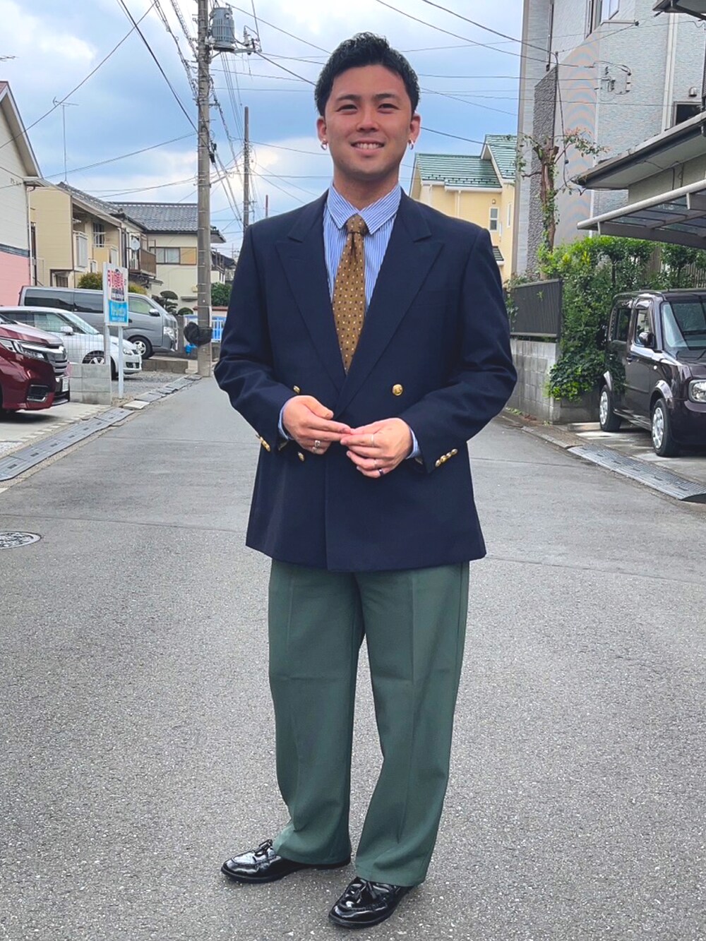 ブルー系のシャツ/ブラウス、ブルー系のジャケット/アウター、グリーン系のスラックスを着用したメンズの春コーディネートの2枚目の写真