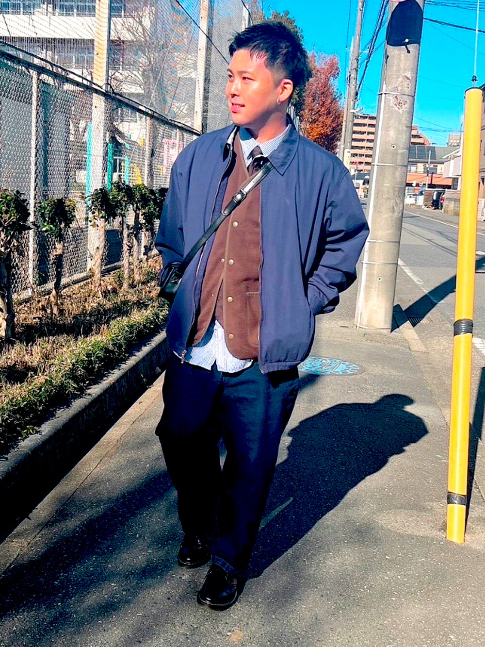 ブラック系のドレスシューズ、ブルー系のデニムパンツ、ブルー系のシャツ/ブラウスを着用したメンズの冬コーディネートの3枚目の写真