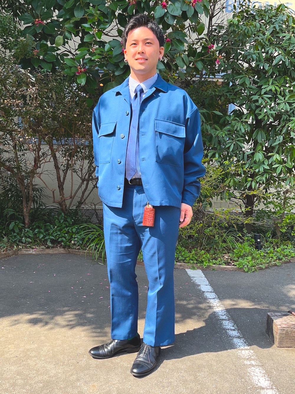 ブラック系のドレスシューズ、ブルー系のその他パンツ、ブルー系のブルゾンを着用したメンズの春コーディネートの2枚目の写真