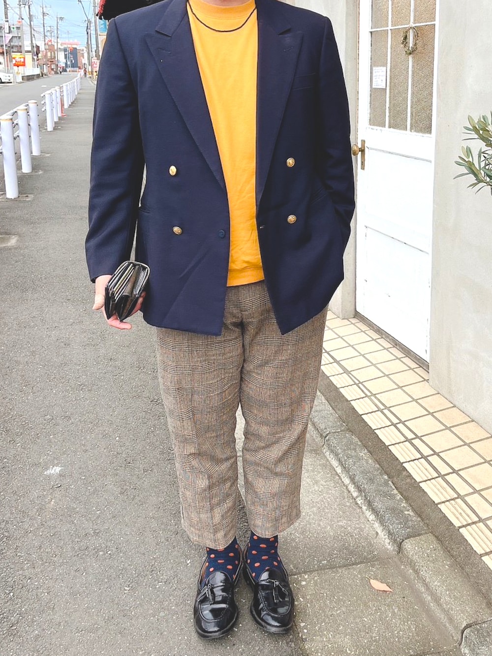 ブルー系のテーラードジャケット、イエロー系のスウェット、ブラウン系のチノパンツを着用したメンズの冬コーディネートの2枚目の写真