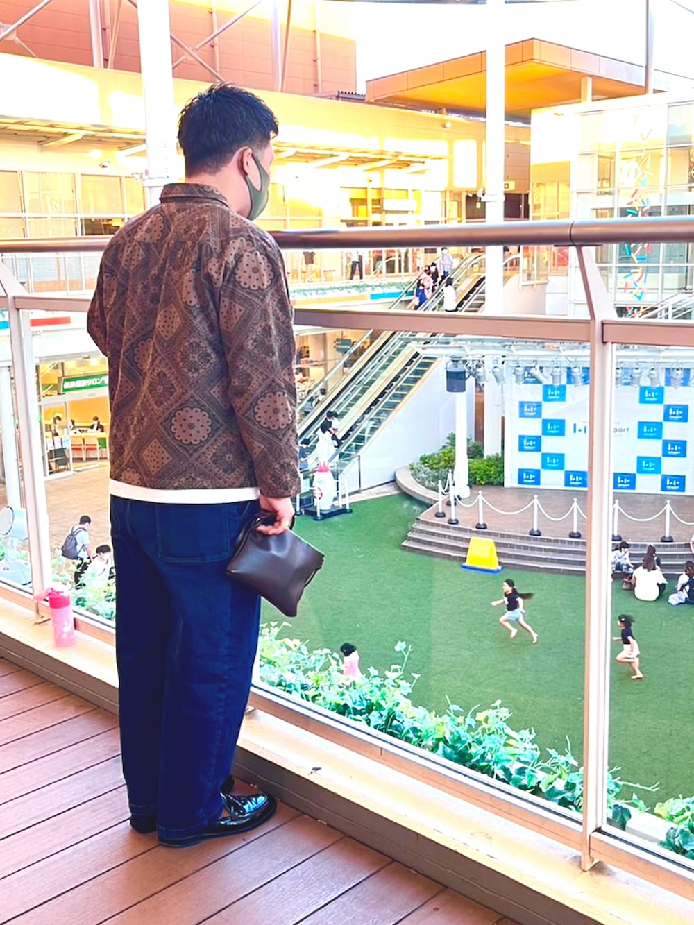 ブラウン系のジャケット/アウター、ホワイト系のTシャツ/カットソー、ブルー系のデニムパンツを着用したメンズの秋コーディネートの4枚目の写真