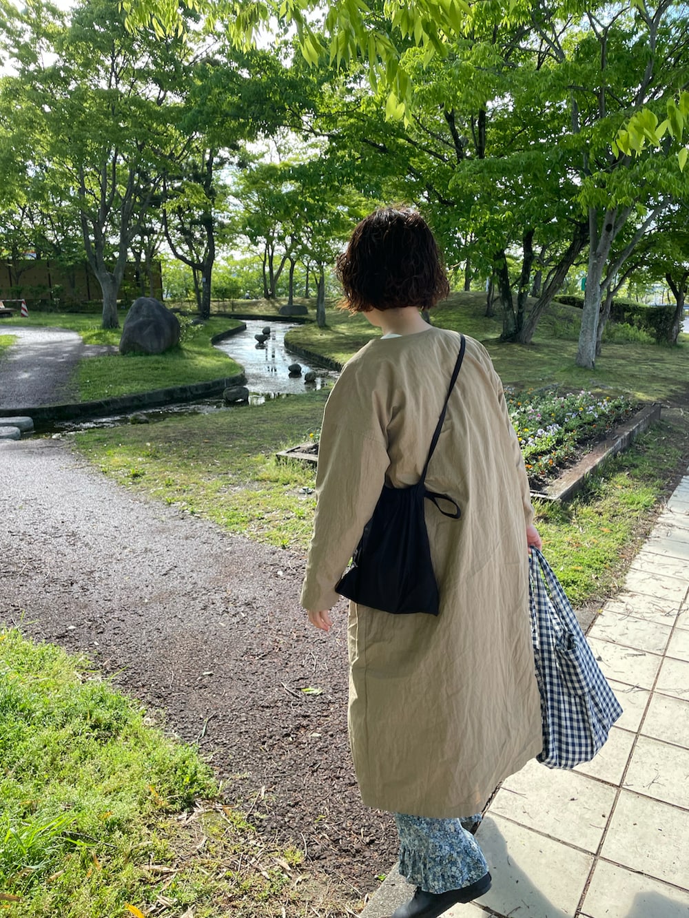 ベージュ系のノーカラーコート、その他のその他パンツ、ピンク系のトートバッグを着用したレディースの春コーディネートの2枚目の写真