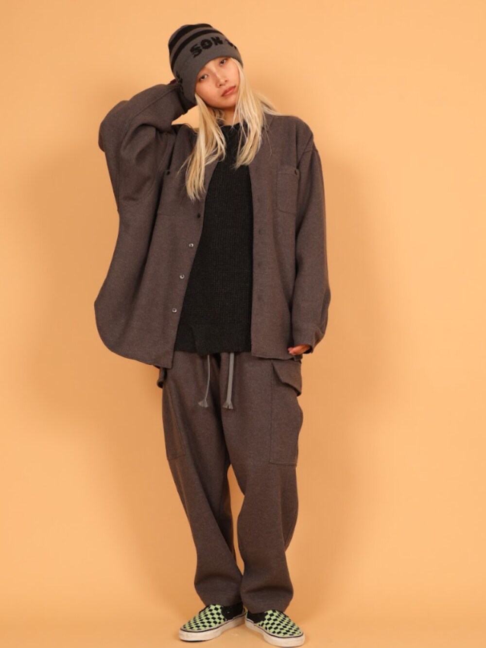 グレー系のシャツ/ブラウス、グレー系のニットキャップ/ビーニーを着用したレディースの秋コーディネートの2枚目の写真