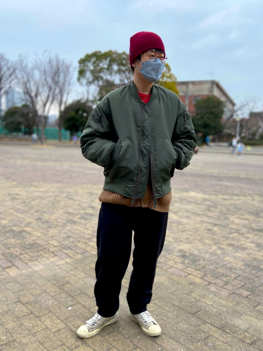 ブラック系のその他パンツ、ブラウン系のカーディガン/ボレロ、グリーン系のMA-1を着用したメンズの冬コーディネートの2枚目の写真