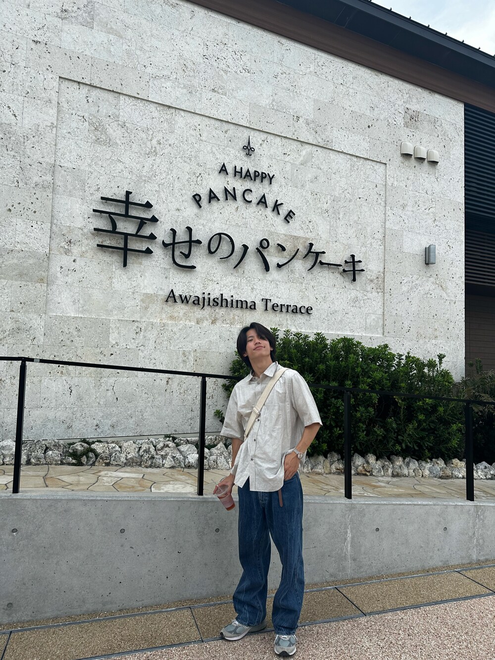 ブルー系のデニムパンツ、ホワイト系のシャツ/ブラウスを着用したメンズの秋コーディネートの2枚目の写真