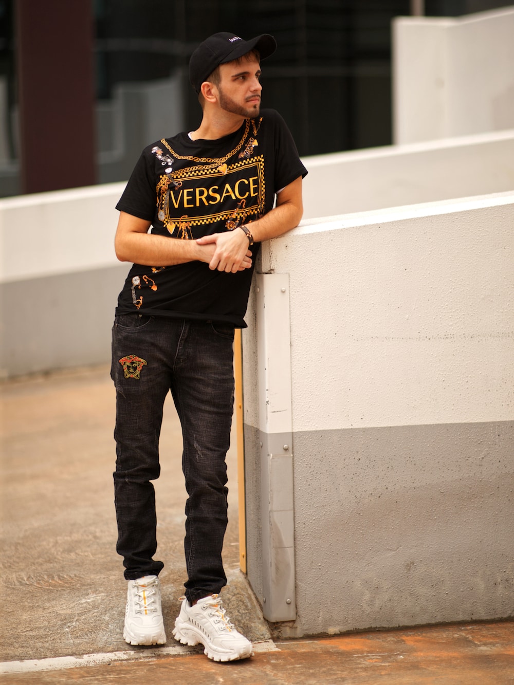 その他のTシャツ/カットソー、ブラック系のデニムパンツ、ホワイト系のスニーカーを着用したメンズの秋コーディネートの2枚目の写真