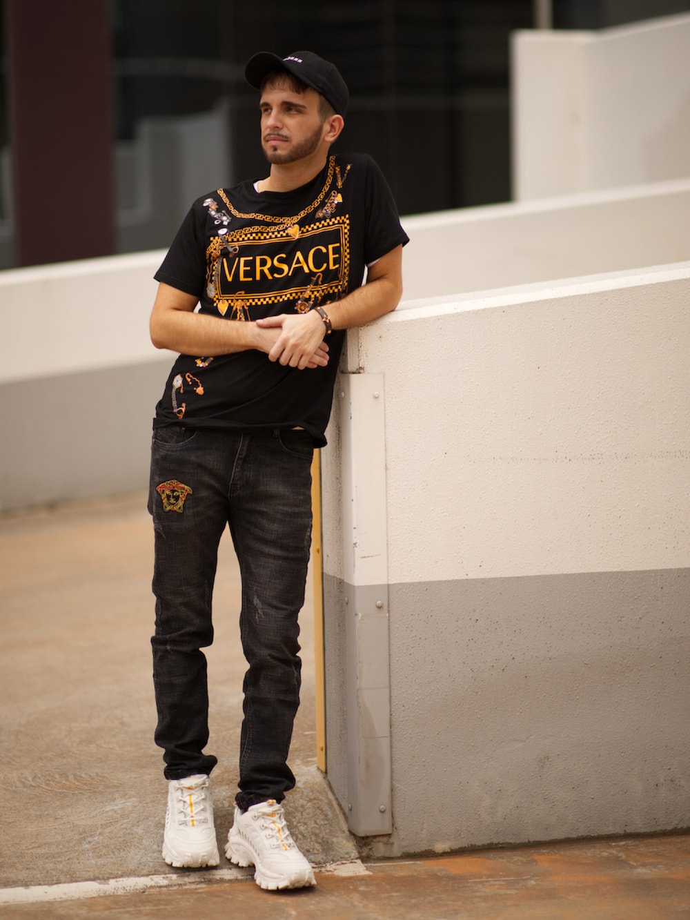 その他のTシャツ/カットソー、ブラック系のデニムパンツ、ホワイト系のスニーカーを着用したメンズの秋コーディネートの3枚目の写真